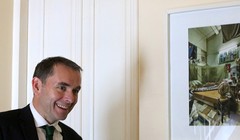 Đại sứ Pháp tại Việt Nam, ông Jean-Noël Poirier sở hữu nhiều tác phẩm về Hà Nội - Ảnh: Ngữ Thiên