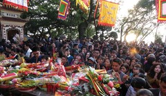 Chiều 8/2 (mùng 1 Tết), hàng nghìn người dân đổ về phủ Tây Hồ đi lễ đầu năm khiến cho khu vực này chật cứng người.