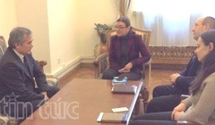 Đại sứ Nguyễn Minh Trí (bên trái) thảo luận với bà Leshynskaya (thứ 2 từ trái sang).