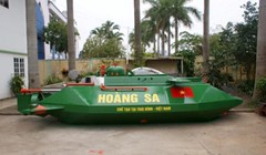 Tàu ngầm mini Hoàng Sa được sơn màu xanh