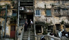 Hà Nội đang còn nhiều tòa chung cư cũ xuống cấp nguy hiểm.