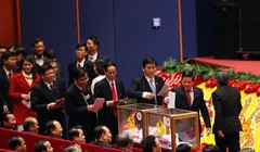 Đại biểu dự Đại hội Đảng 12 bỏ phiếu chiều 26/1/2016. Ảnh: Phạm Hải