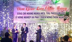 Ông Hiếu (ở giữa) trong bữa tiệc ngày nhận chức