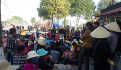 Người dân xã Quảng Cư tập trung trước cổng UBND tỉnh Thanh Hóa để phản đối việc giao đất cho Tập đoàn FLC. Ảnh: Nguyễn Dương.