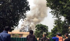 Đám cháy và khói bốc lên nghi ngút. Ảnh: Dương Triều.