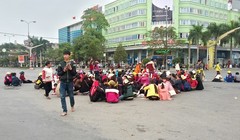 Người dân Sầm Sơn ngồi la liệt dưới lòng đường ngã tư đại lộ Lê Lợi - Trần Phú. Ảnh: Nguyễn Dương.