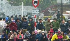 Người dân tụ tập trước cổng UBND tỉnh Thanh Hóa