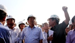 Bí thư Đinh La Thăng trực tiếp thị sát công trường dự án Bệnh viện Nhi đồng sáng 6/3. Ảnh: Hoàng Bình.