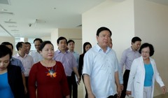 Bà Trần Thị Lâm - Chủ tịch HĐQT Tập đoàn Hoa Lâm đưa Bí thư Đinh La Thăng và Bộ trưởng Nguyễn Thị Kim Tiến đi thăm Khu Y tế kỹ thuật cao HoaLam - Shangri - La