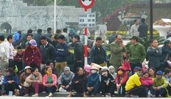 Người dân tụ tập trước cổng UBND tỉnh Thanh Hoá đòi lại một phần bờ biển