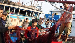 Ngư dân bàng hoàng kể lại chuyện bị tàu Trung Quốc tấn công, cướp tài sản. 