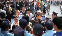 Hai "phe" tranh chấp quyền kiểm soát cơ sở của trường tại đường Nguyễn Trọng Tuyển, quận Tân Bình năm 2013. Ảnh: Minh Giảng