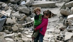 Vì sao trẻ em Syria chạy về  hướng bom đạn?