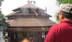 Nhóm thợ mộc vẫn đang gấp rút tháo dỡ căn nhà Bát Gác trong biệt phủ. Ảnh: H.L