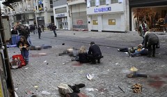 Nạn nhân nằm la liệt trên đường sau vụ đánh bom (Nguồn: Daily Mail)