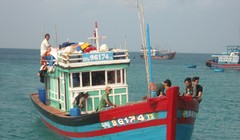 Đài Thông tin duyên hải tiếp tục theo dõi thông tin về ngư dân bị nạn trên tàu cá QNg 92799.