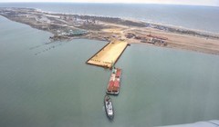 Tàu hàng "Lira", thuộc sở hữu của công ty Turkuaz Shihhing Corp đã đâm vào cây cầu bắc qua đang được xây dựng trên eo biển Kerch của Crimea, nối liền với bán đảo Taman của Nga.