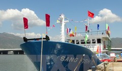 Tàu cá vỏ thép Sang Fish 01 trong ngày bàn giao cho ngư dân. (Ảnh: Nguyên Lý/TTXVN)