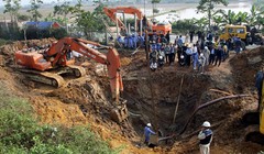 Khắc phục đường ống nước sông Đà bị vỡ đoạn km21+400 trên đại lộ Thăng Long qua huyện Quốc Oai, Hà Nội - Ảnh: Tuấn Anh