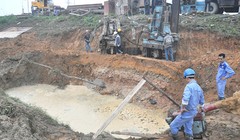 Tuyến ống nước sông Đà giai đoạn 1 đã nhiều lần bị vỡ đường ống, chủ đầu tư giải thích tuyến ống nước sông Đà giai đoạn 2 đã rút kinh nghiệm từ giai đoạn 1 nên mới chọn chất liệu ống là gang dẻo – Ảnh: Tư liệu TTO
