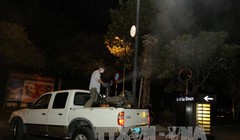 Y tế dự phòng Thành phố Hồ Chí Minh phun thuốc diệt muỗi và lăng quăng khu vực bên ngoài tòa nhà nơi làm việc của bệnh nhân nhiễm virus Zika. Ảnh: Phương Vy-TTXVN