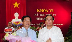 Chủ tịch UBND tỉnh Nguyễn Văn Cao tặng hoa chúc mừng ông Nguyễn Văn Phương (bên trái).