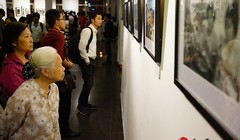 Nhiều người lớn tuổi cũng đến xem triển lãm vào sống lại một thời hào hùng.