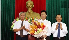 Ông Đặng Quốc Khánh nhận hoa chúc mừng từ lãnh đạo Tỉnh ủy Hà Tĩnh