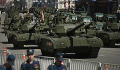 Dàn xe tăng tối tân tham gia lễ duyệt binh kỷ niệm 70 năm ngày Chiến thắng (ảnh: CNN)