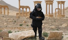Một chuyên gia rà phá bom mìn của Quân đội Nga làm nhiệm vụ tại thành phố Palmyra, Syria (Ảnh: Bộ Quốc phòng Nga)