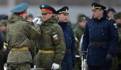 Lực lượng quân nhạc chỉnh đốn trang phục trước buổi tập dượt.(Nguồn: Sputnik)