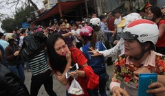 Một số ít công nhân đi làm bị ném cà chua, trứng thối vào người. Ảnh: Tuổi trẻ.