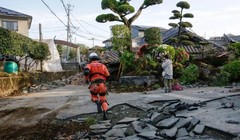 Trong vòng 24 giờ, tỉnh Kumamoto của Nhật Bản đã hứng chịu hai trận động đất mạnh khiến ít nhất 32 người thiệt mạng, hàng ngàn người mất nhà cửa. (Nguồn: AFP/Telegraph)