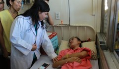 Bộ Trưởng Y tế Nguyễn Thị Kim Tiến thăm hỏi bệnh nhân Hà Vy, chiều 19.3    TIN LIÊN QUAN   Người sống sót trong vụ sập nhà ở Cao Bằng nêu giả thiết về tai nạn    Một công nhân bị điện giật dính trên cột suốt 2 giờ mới có xe đến đưa xác    Vì đâu mà 9 học 