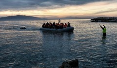 Một chiếc thuyền cao su chở người tị nạn từ Thổ Nhĩ Kỳ sang Hy Lạp hồi tháng 2.2016 - The Independent