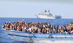 Hàng trăm người di cư chen chúc trên một thuyền nhỏ ở ngoài khơi Libya. Ảnh: REX