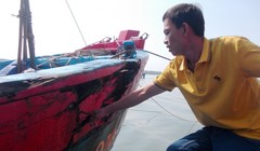 Vết đâm của tàu lạ khiến tàu ông Nguyễn Thương hư hỏng mạn phải.