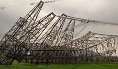 3 cột điện đổ dây chuyền.