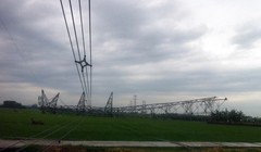 Một cột điện cao thế đổ sập xuống cánh đồng - Ảnh: Facebook