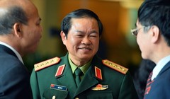 Đại tướng Đỗ Bá Tỵ bên hành lang Quốc hội. Ảnh: Hoàng Hà.