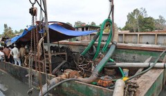 Xà lan chở nước ngọt.