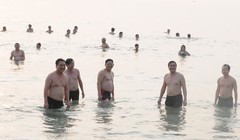 Bí thư Đà Nẵng Nguyễn Xuân Anh, phó Bí thư Quảng Nam Phan Việt Cường, phó Bí thư Đà Nẵng Võ Công Trí (từ phải qua) cùng các cán bộ Văn phòng Thành ủy Đà Nẵng xuống tắm biển tại bãi biển Bắc Mỹ An (Q. Ngũ Hành Sơn) - Ảnh: Đăng Nam