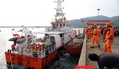  Đúng 17h15 chiều ngày 5/5, tàu cứu nạn SAR 412 cập cảng Trung tâm cứu nạn hàng hải 2, đưa 34 ngư dân bị nạn trên tàu QNa 95959TS  về bờ an toàn