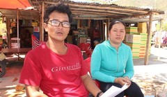 Vợ chồng ông Trần Khắc Thạch ở tỉnh Khánh Hòa trắng tay sau vụ tàu lạ tông chìm tàu Ảnh: KỲ NAM