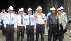 Ông Đào Tấn Lộc (thứ 4 từ trái sang), nguyên Bí thư Tỉnh ủy Phú Yên trong 1 lần thăm dự án Hầm đường bộ đèo Cả