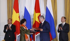 Bà Thái Hương và ông Anatoly Mmitriyevich Artamonov, Thống đốc tỉnh Kaluga (Liên bang Nga) ký kết Thoả thuận hợp tác triển khai dự án.