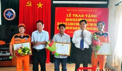 Ngày 21/5, lãnh đạo Bộ GTVT và tỉnh Quảng Nam tặng bằng khen đến các đơn vị và cá nhân trong việc tham gia cứu hộ, cứu nạn ngư dân bị nạn