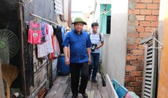 Bí thư Thăng thị sát nhà "ổ chuột" ven kênh Đôi - kênh Tẻ