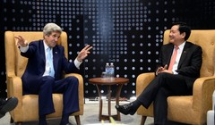 Bí thư Thành ủy TP.HCM Đinh La Thăng gặp gỡ Ngoại trưởng Mỹ John Kerry tối 24-5 - Ảnh: Thuận Thắng