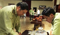 Lực lượng chức năng kiểm tra một điểm kinh doanh bán hàng cho khách Trung Quốc tại TP Nha Trang